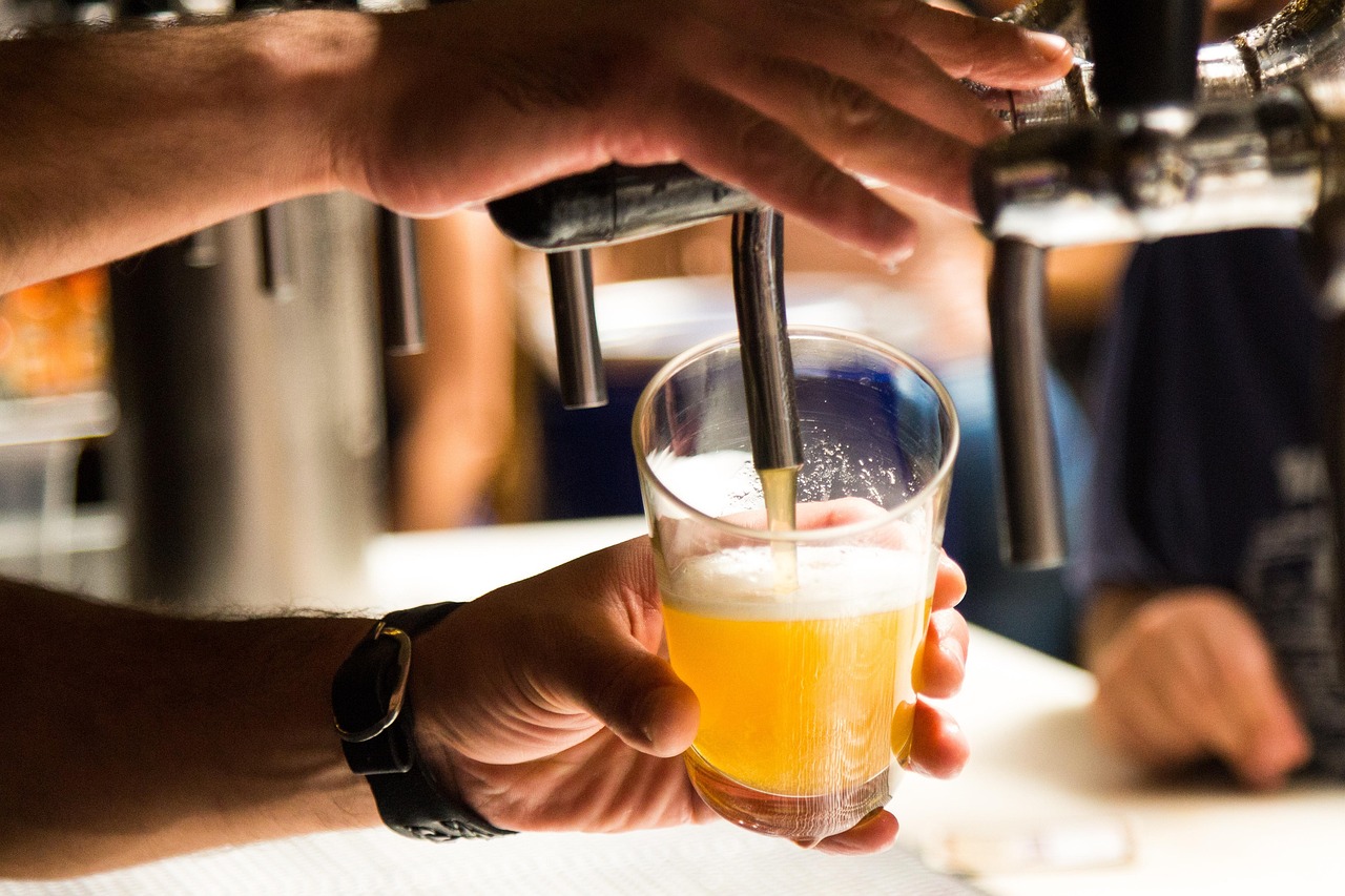 Versare birra dalla spina in un bicchiere